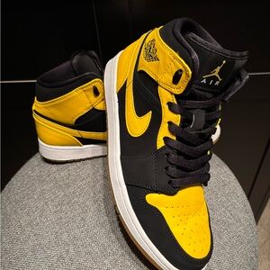 Air Jordan Mid New Love 2017 Mens 9 Women’s 10.5 Black-Yellow